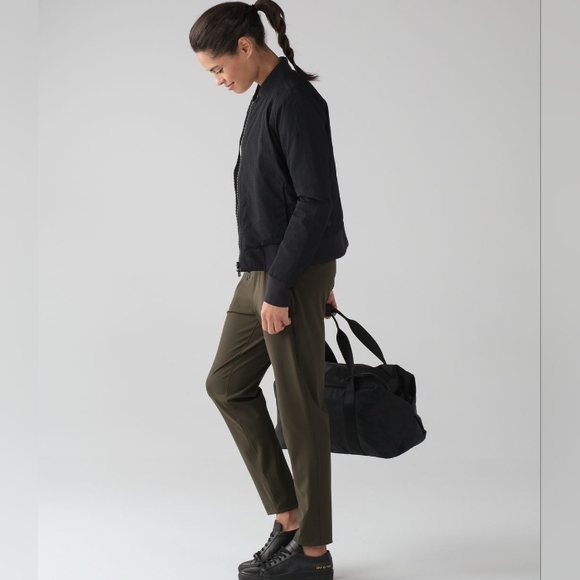 Lululemon On The Fly Pant Woven Olive 28" - Picture 2 of 4